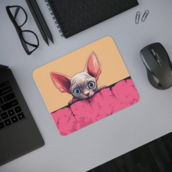 Tapis de Souris Chat Sphynx Mignon – Chaton Sans Poils au Regard Curieux sur Canapé Rose – Accessoire Bureau Kawaii & Original