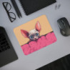 Tapis de Souris Chat Sphynx Mignon – Chaton Sans Poils au Regard Curieux sur Canapé Rose – Accessoire Bureau Kawaii & Original