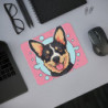 Tapis de Souris Chien Heureux  Illustration Cartoon de Corgi Noir & Beige Fond Rose et Bleu