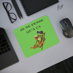 Tapis de souris humoristique grenouille relax – "Je ne pense qu’à ça" – Version fond vert