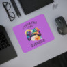 Tapis de souris 22x18 cm – « J’Peux Pas J’ai Console » – Manette Multicolore sur Fond Violet