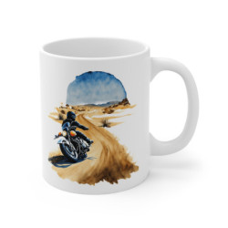 Mug Moto Route Désert – Pilote en Harley sur Chemin Sablonneux – Aventure Motard Vintage