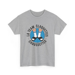 T-shirt La Team Claquettes Chaussettes – Humour Mode Kitsch – Visuel Pop Coloré