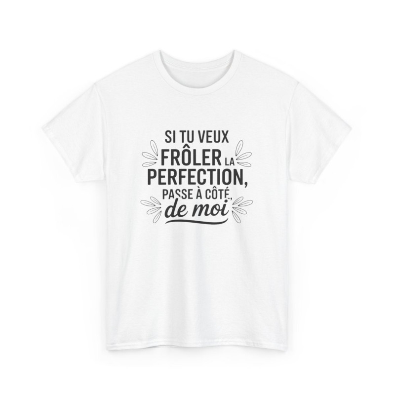Tee-Shirt Humour Français Unisexe – Citation “Frôler la Perfection” – T-Shirt Blanc ou Gris Coton Adulte