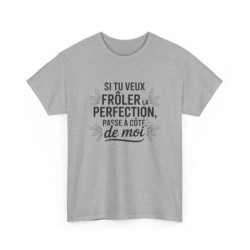 Tee-Shirt Humour Français Unisexe – Citation “Frôler la Perfection” – T-Shirt Blanc ou Gris Coton Adulte
