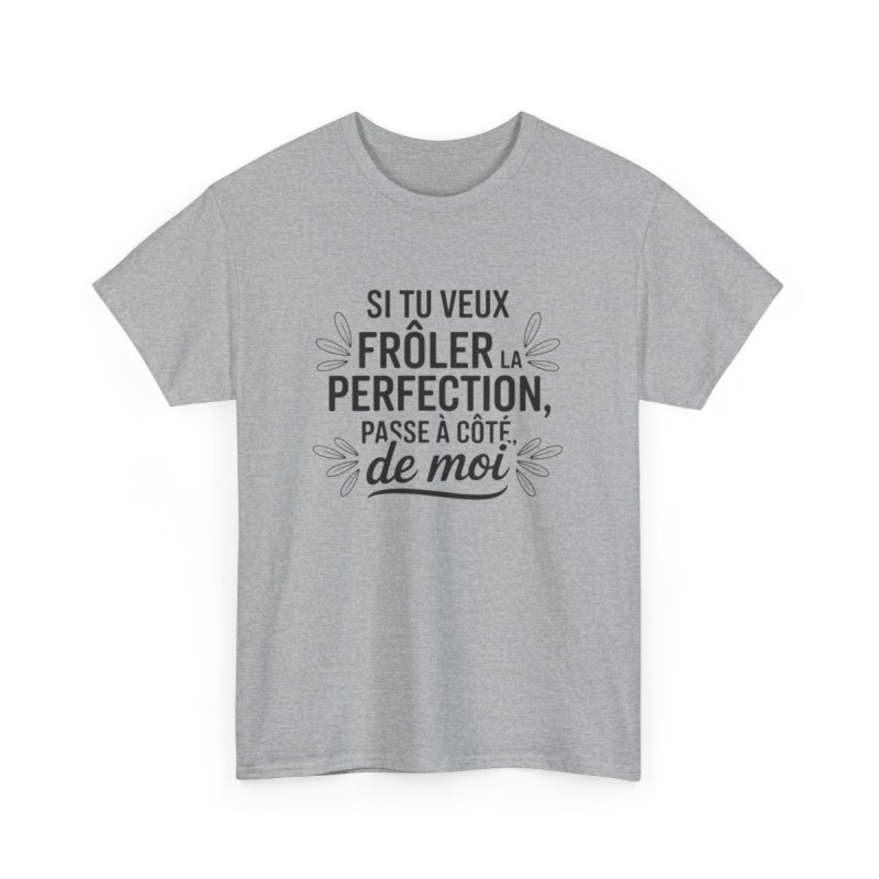 Tee-Shirt Humour Français Unisexe – Citation “Frôler la Perfection” – T-Shirt Blanc ou Gris Coton Adulte