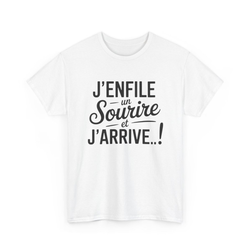 Tee-Shirt Humour Français Unisexe – “J’enfile un Sourire et J’arrive” – T-Shirt Positif Homme Femme Blanc Gris Coton S à 3XL