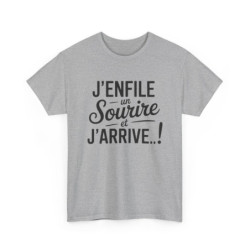 Tee-Shirt Humour Français Unisexe – “J’enfile un Sourire et J’arrive” – T-Shirt Positif Homme Femme Blanc Gris Coton S à 3XL