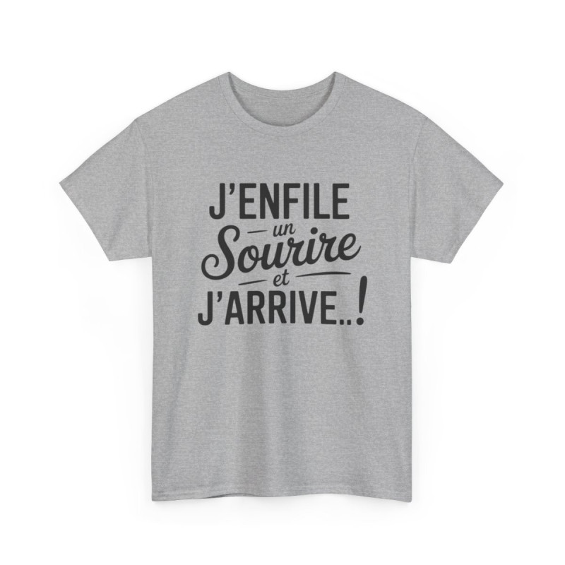 Tee-Shirt Humour Français Unisexe – “J’enfile un Sourire et J’arrive” – T-Shirt Positif Homme Femme Blanc Gris Coton S à 3XL