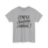 Tee-Shirt Humour Français Unisexe – “J’enfile un Sourire et J’arrive” – T-Shirt Positif Homme Femme Blanc Gris Coton S à 3XL