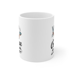 Tasse Coiffeuse – Une Coiffeuse ne Dort Jamais, Elle Recharge ses Ciseaux – Mug Humour Coiffure 325ml
