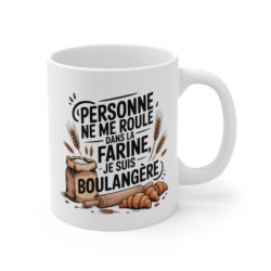 Tasse Humour Boulangère 325ml – Mug Céramique “Personne ne me roule dans la farine” – Cadeau Drôle Artisan Pâtisserie